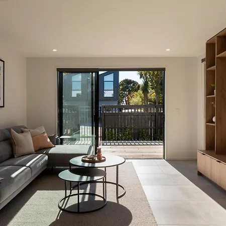 New Three Bedroom Townhouse - Walk To The Cbd!